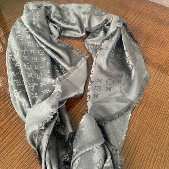 Louis Vuitton Shine Monogram Shawl - Picture 5 of 12